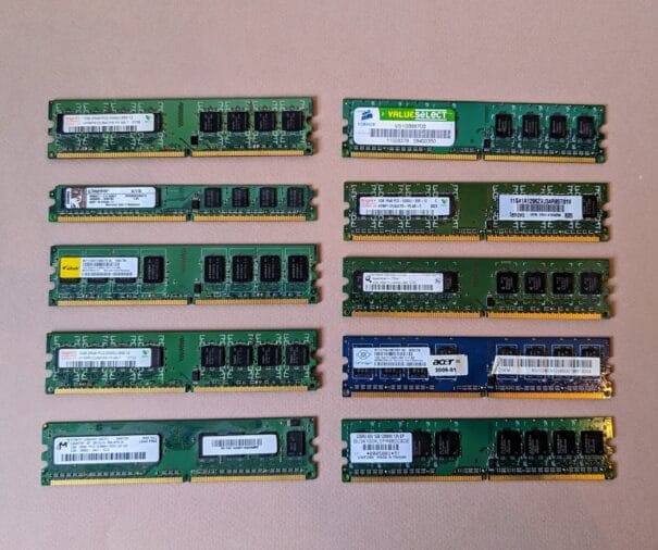 LOT de 8 barrettes de RAM DDR2 1GB (PC2), Hynix, Kingston, Corsair ...